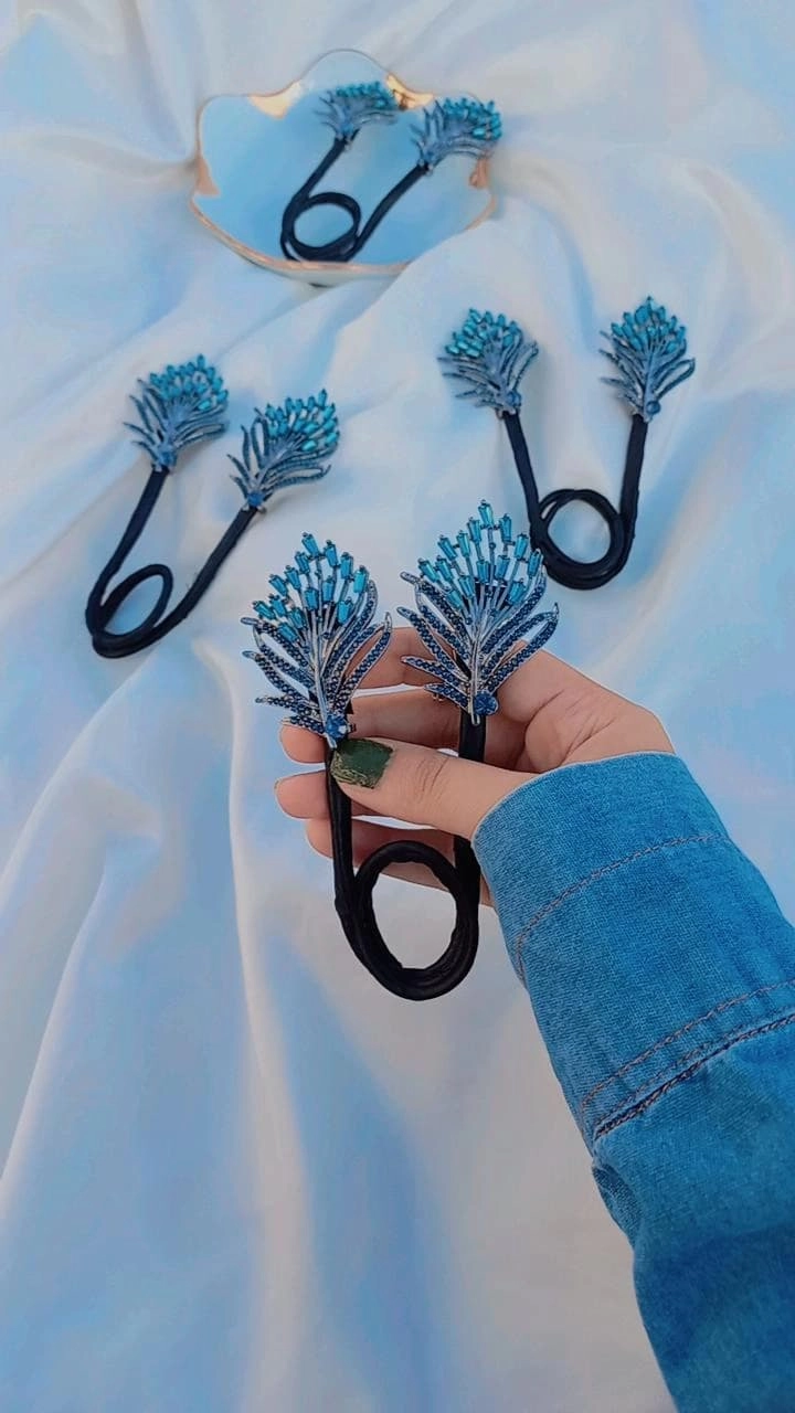 مدل پر رنگ آبی